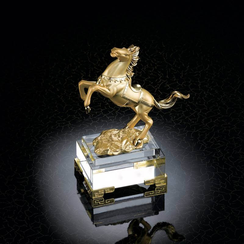 Hot Selling Unique Design Gold Color Crystal Trophy Custom Trophy Factory