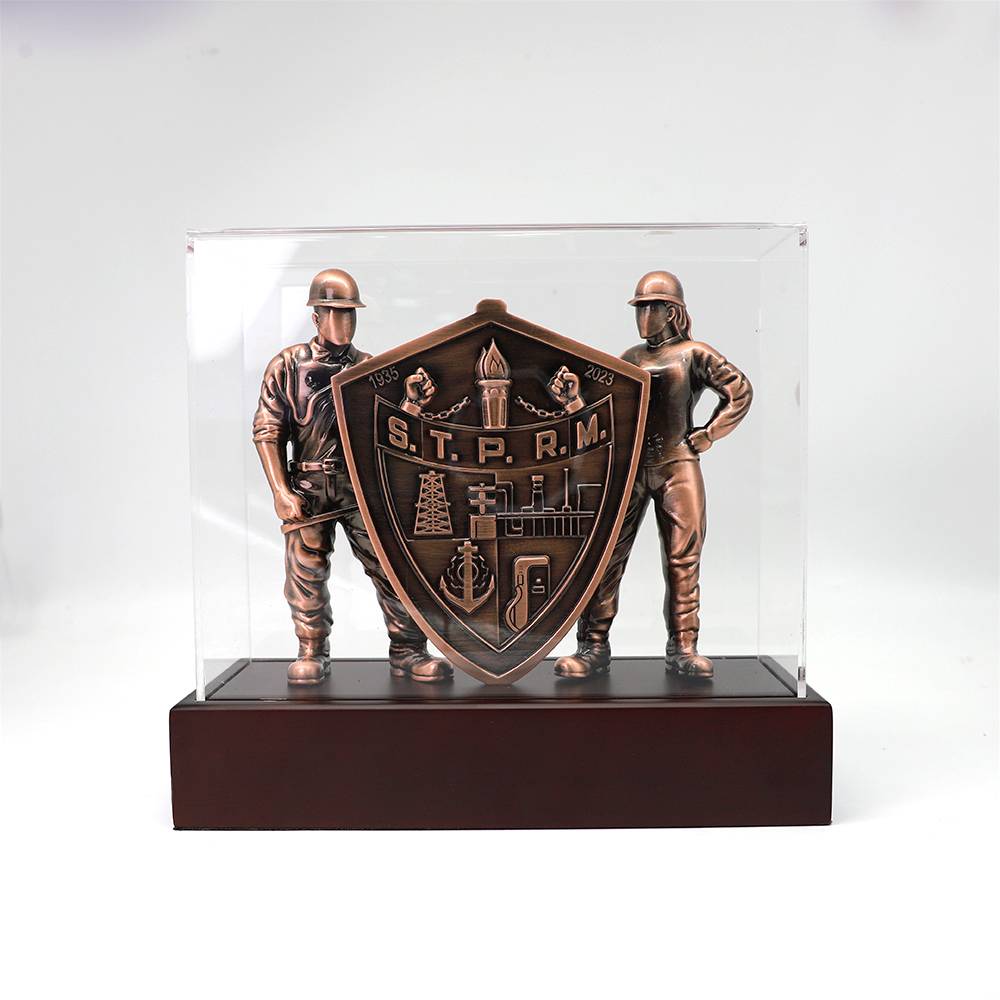 Custom Metal Antique Copper Worker Trophy Decoration with Wooden Base
