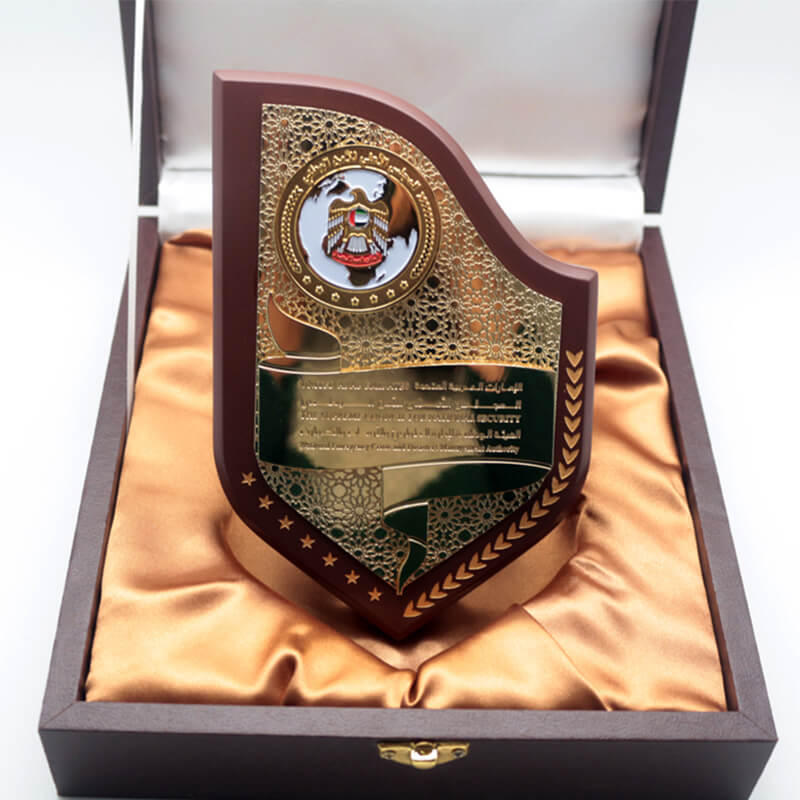 Manufactures Customized Zinc Alloy Wooden Plaque Shield Metal Awards Trophy